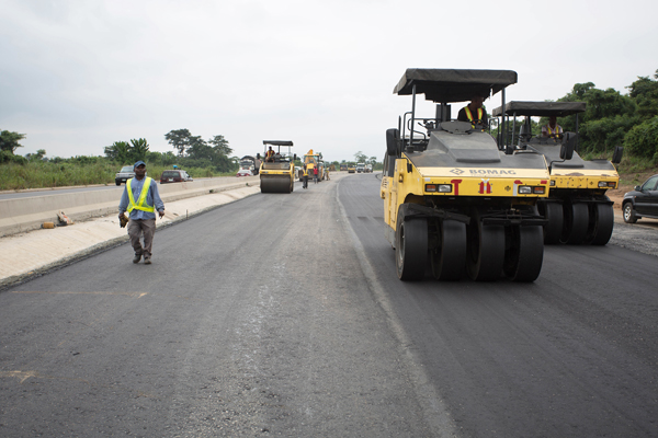 Fashola Inspect Lagos-Ibadan Expressway1